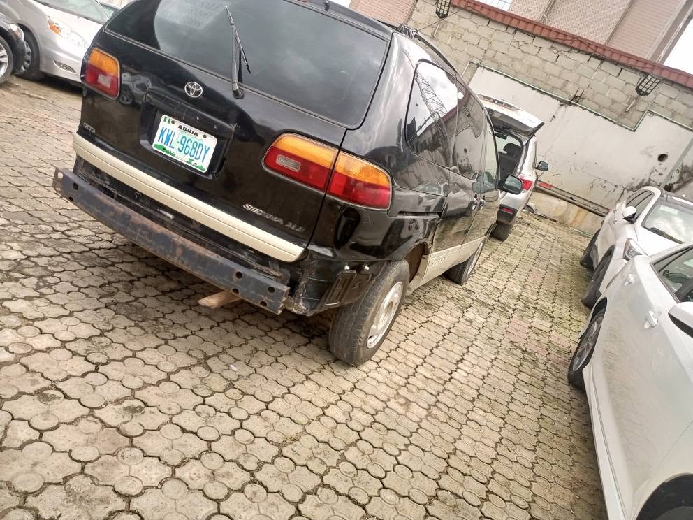 A picture of Toyota sienna Nigeria used first body everything is working perfect