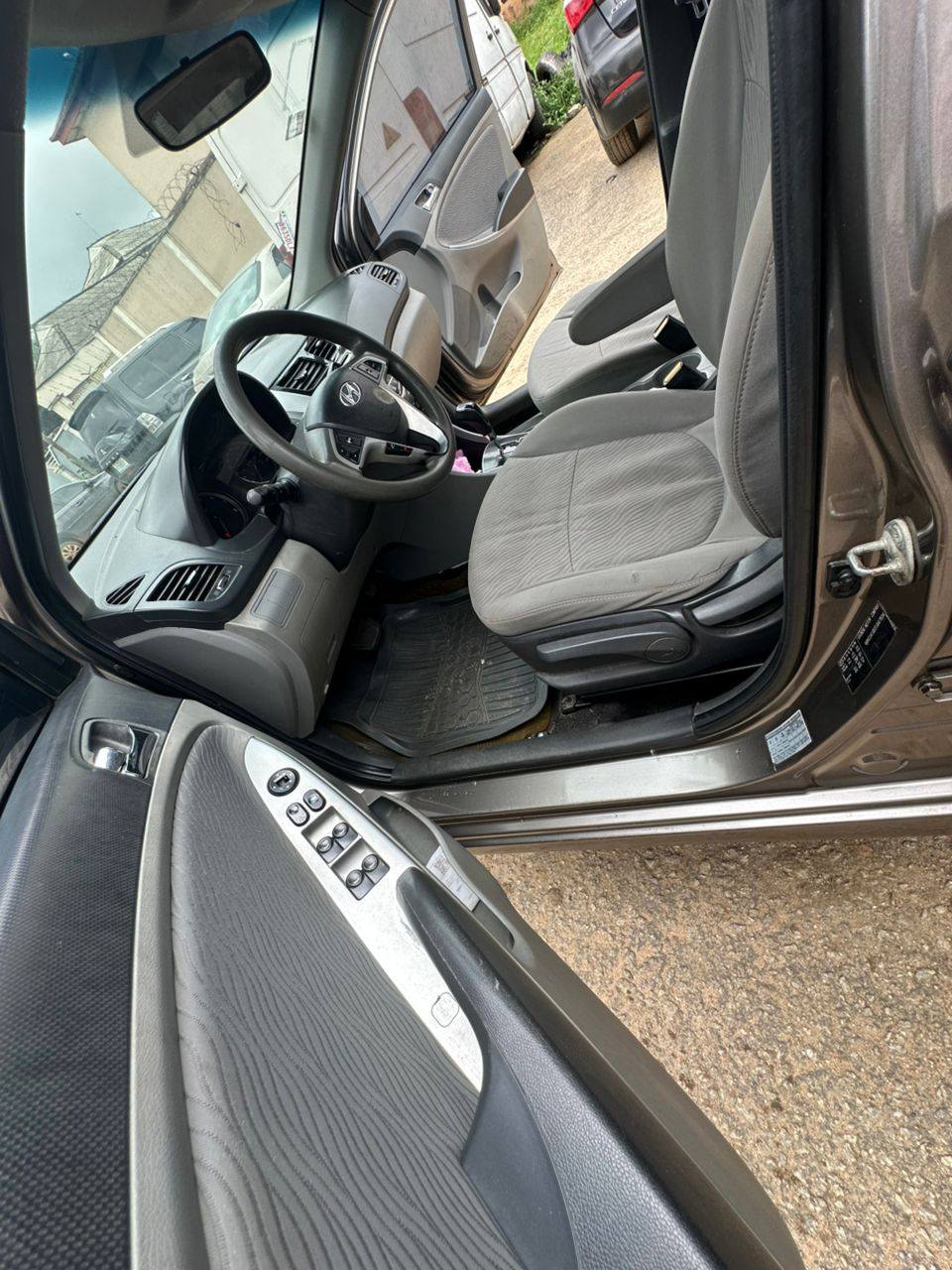 A picture of 2014 hyunda Accent first body