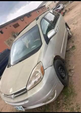 A picture of Distress Toyota Sienna 05 very sound engine gear First body