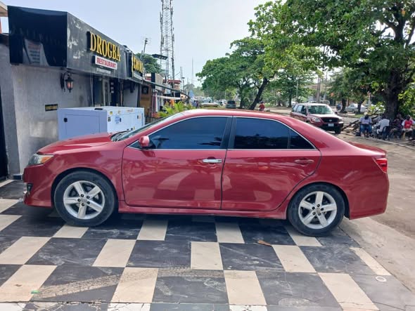 A picture of Toyota camry 2014 SE edition
