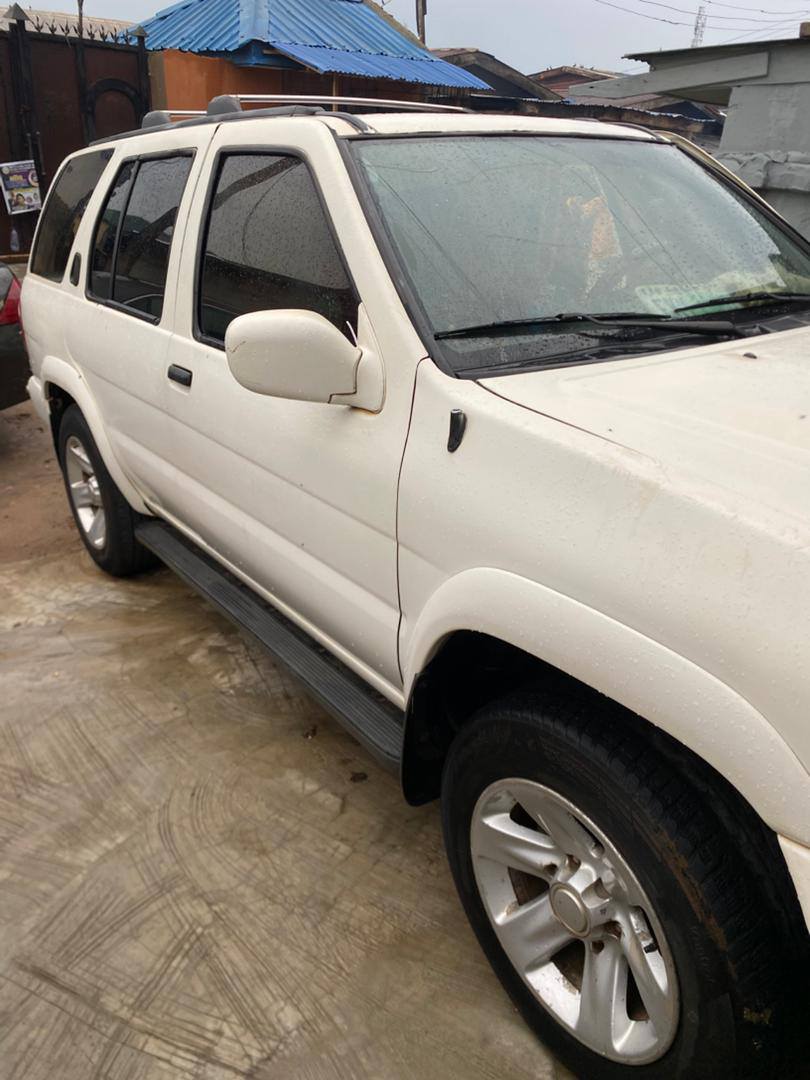 A picture of Nissan Pathfinder 2001