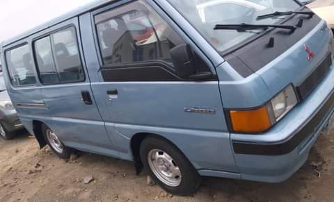 A picture of Mitsubishi L300 bus with absolutely nothing to fix engine is