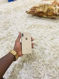 A picture of iPhone Xs Mac 256 GB Tsh 460K
