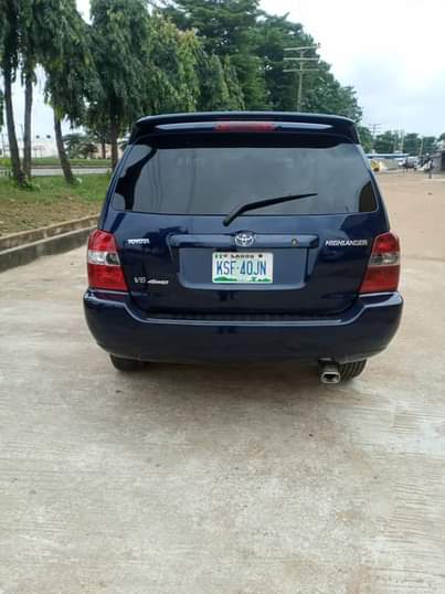 A picture of Toyota highlander 04 model