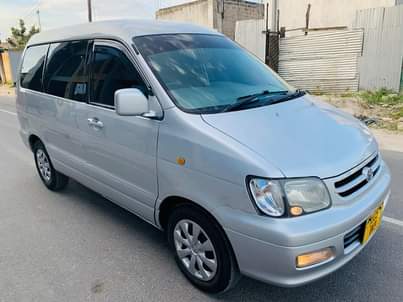 A picture of Toyota Noah old