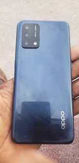 A picture of oppo f19 finger kwenye kioo