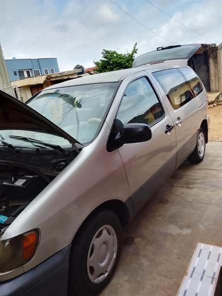 A picture of Reg Toyota Sienna 2002