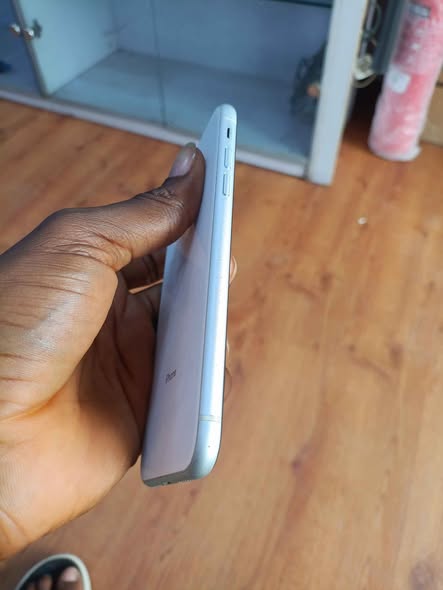 A picture of iPhone XR 64gb white