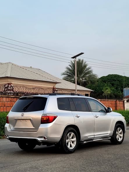 A picture of 2010 Nigerian used clean highlander with untampered engine and gear