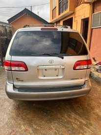 A picture of Toyota Sienna 03