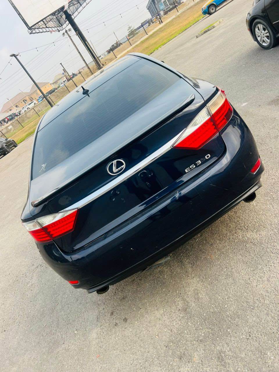 A picture of Lexus ES350 2013