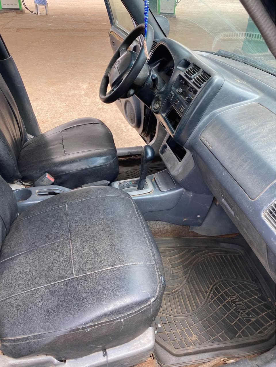 A picture of Rav4 1999