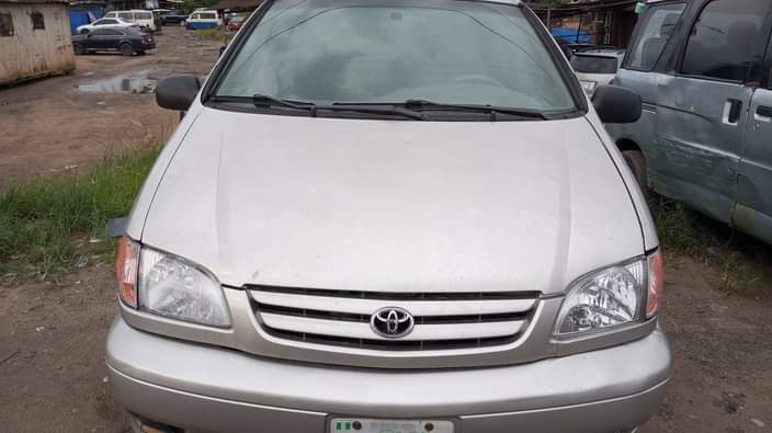 A picture of 2003 small sienna AC chilling Sweet and silent engine Gear