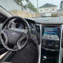 A picture of Hyundai Sonata 2012