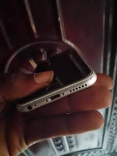 A picture of iPhone 6S for 45k Warri location
