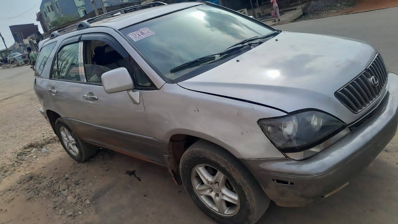 A picture of Lexus Rx300 2000 Model