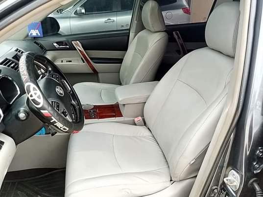 A picture of Toyota Highlander 2012