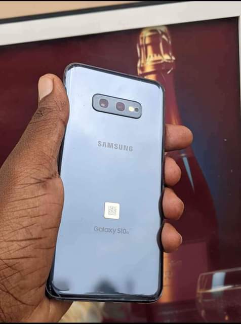 A picture of Samsung S10e