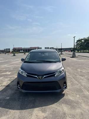 A picture of Toyota Sienna 2019 model