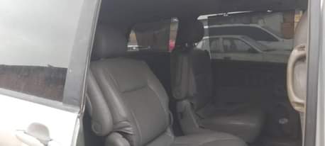 A picture of Nigeria used Toyota sienna 05 you come price you are