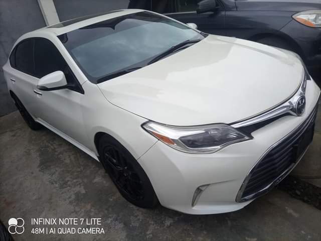 A picture of Toyota Avalon 2013