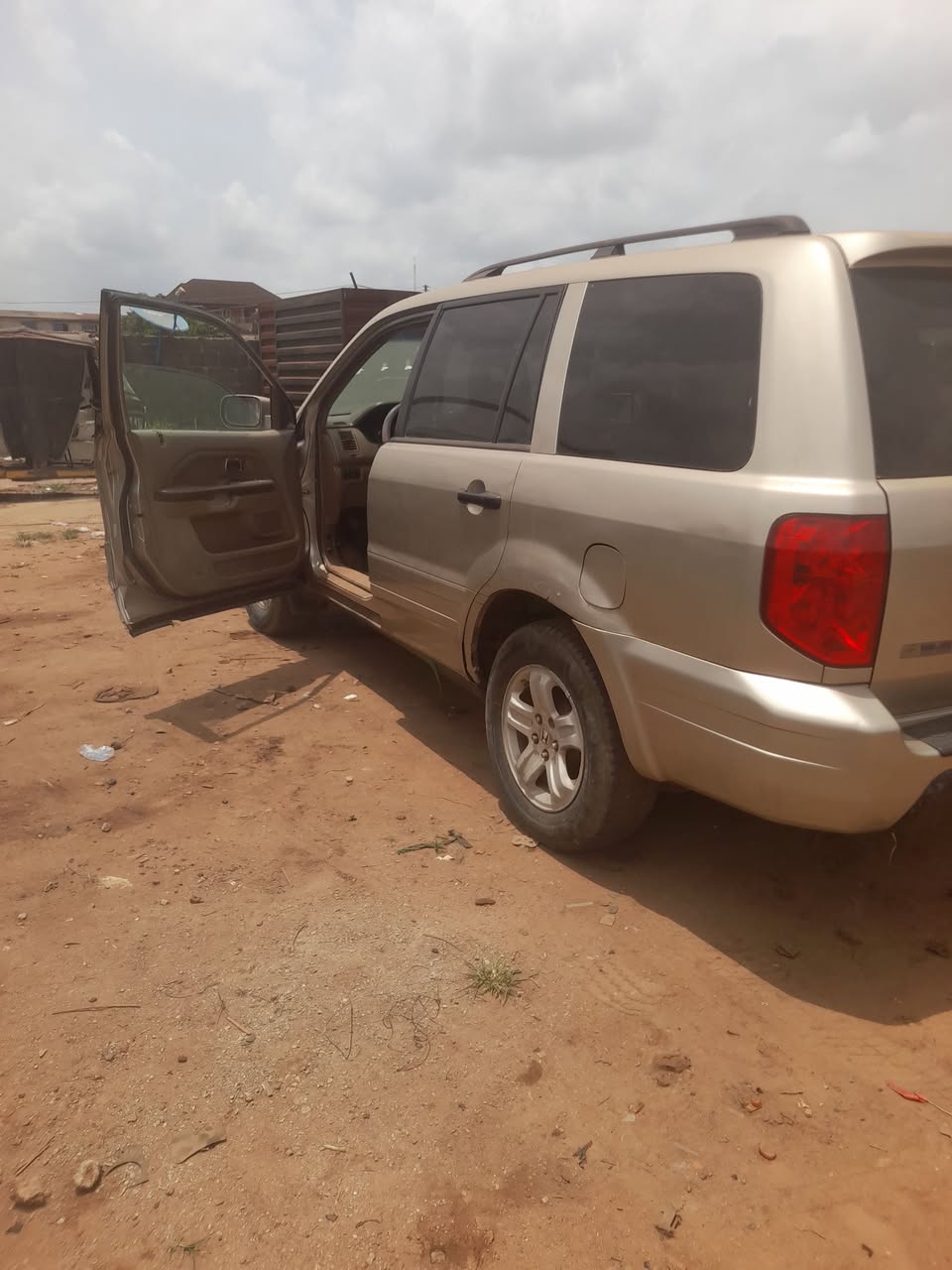 A picture of HONDA PILOT AWOOOOF FIRST BODY WORK NEEDED