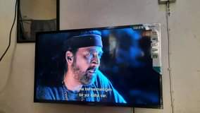 A picture of Tv hisense 32 inches with the woofer Ailipu 2 1