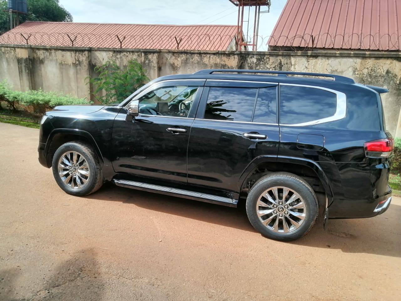 A picture of LAND CRUISER