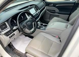 A picture of TOYOTA HIGHLANDER LIMITED 3 ROW Fullest Option Model 2019 Price
