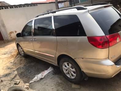 A picture of Toyota Sienna everything working perfectly including Ac super chilling 3
