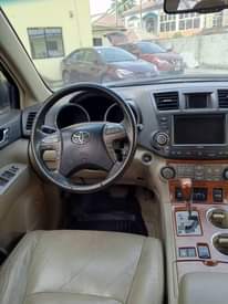 A picture of This is Toyota Highlander 2012 model first body engine untouched