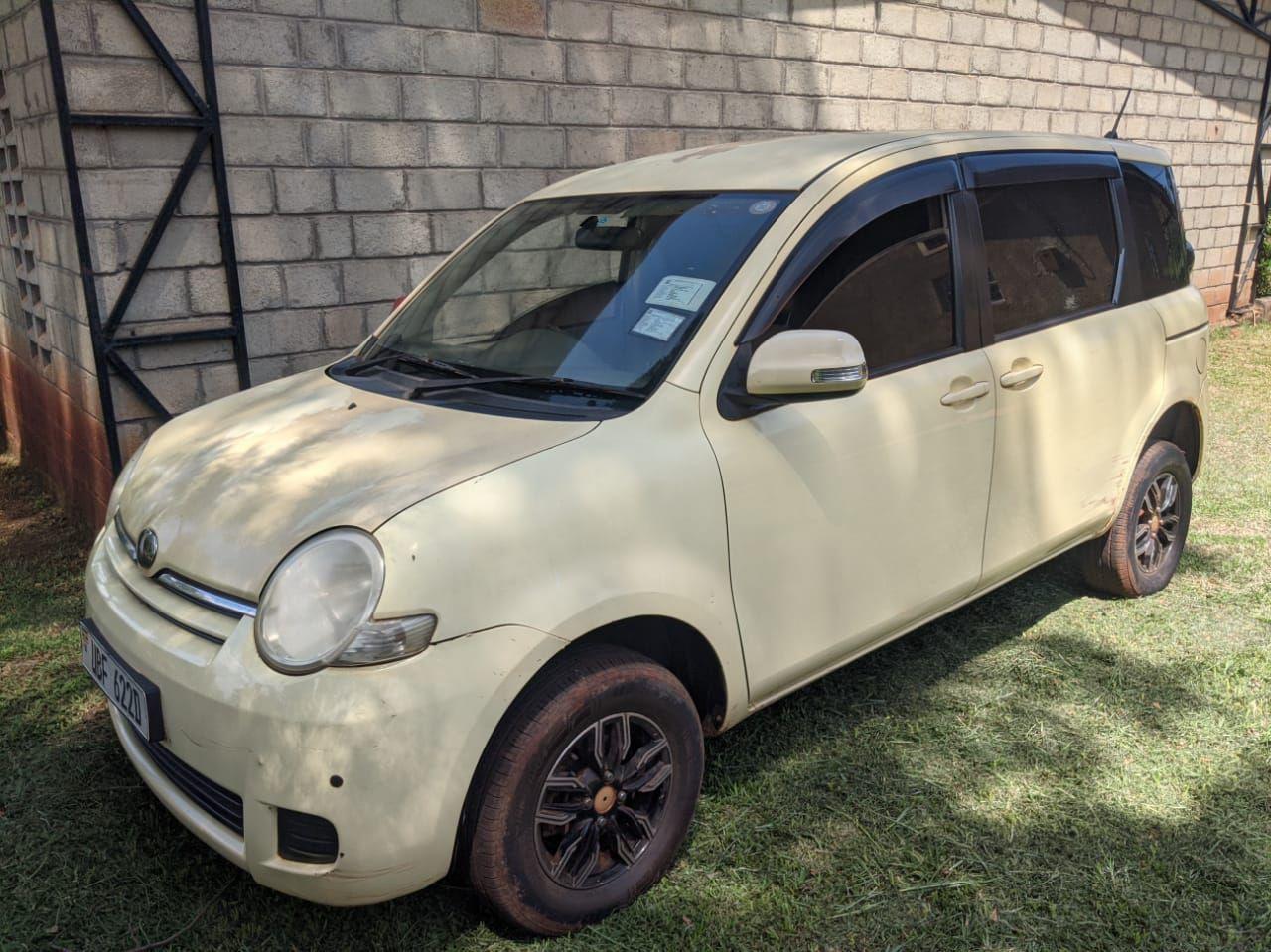 A picture of 2011 Toyota Sienta toyota
