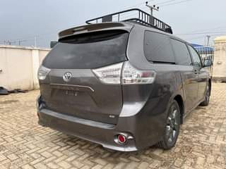 A picture of Toyota sienna 2011