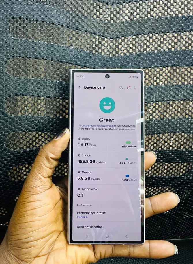 A picture of Samsung fold 5..call or Whatsapp 0740457530
