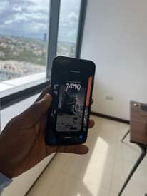 A picture of iPhone 11plain gb128 0612098582 0687098582