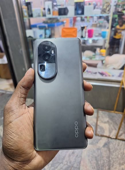 A picture of Oppo Reno 10 5G 512gb