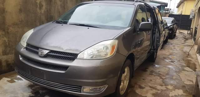 A picture of Toyota sienna 2005 LE