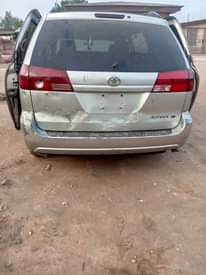 A picture of Toyota Sienna 2005 06 Interior neatly use only Exterior need