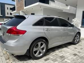 A picture of 2010 Toyota venza fullest option with double Panoramic Thumb start
