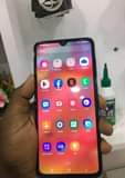 A picture of Samsung galaxy a50 ina krek kidogo hapo chini pemben kushoto