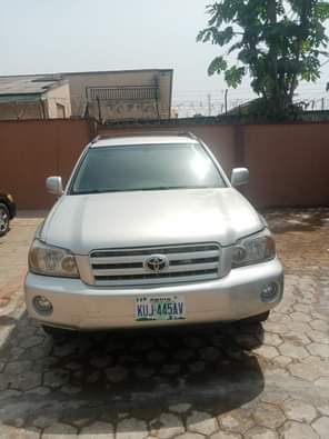 A picture of Highlander clean Nigerian use first body paint Price 3 8m