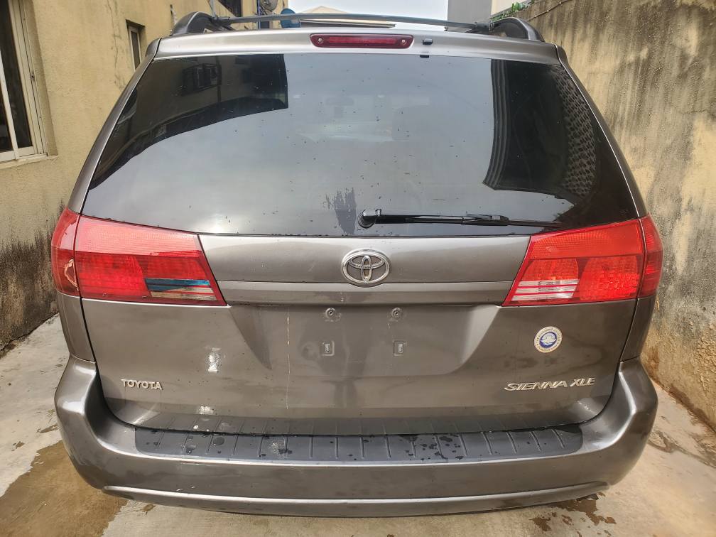 A picture of Used toyota sienna xle