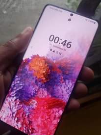 A picture of Haya Simu kali hiyo hapo s20 Naitupa hiyo