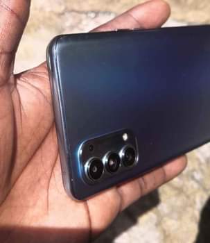 A picture of Oppo Reno 4 128gb ram 8gb PRICE 175 000