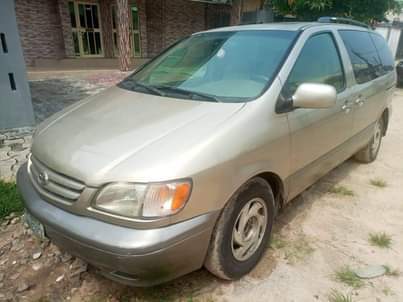 A picture of 2002 TOYOTA SIENNA