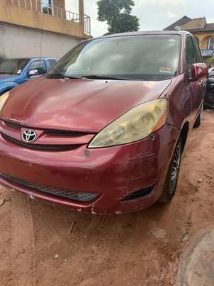 A picture of TOYOTA SIENNA 2006 CE REG