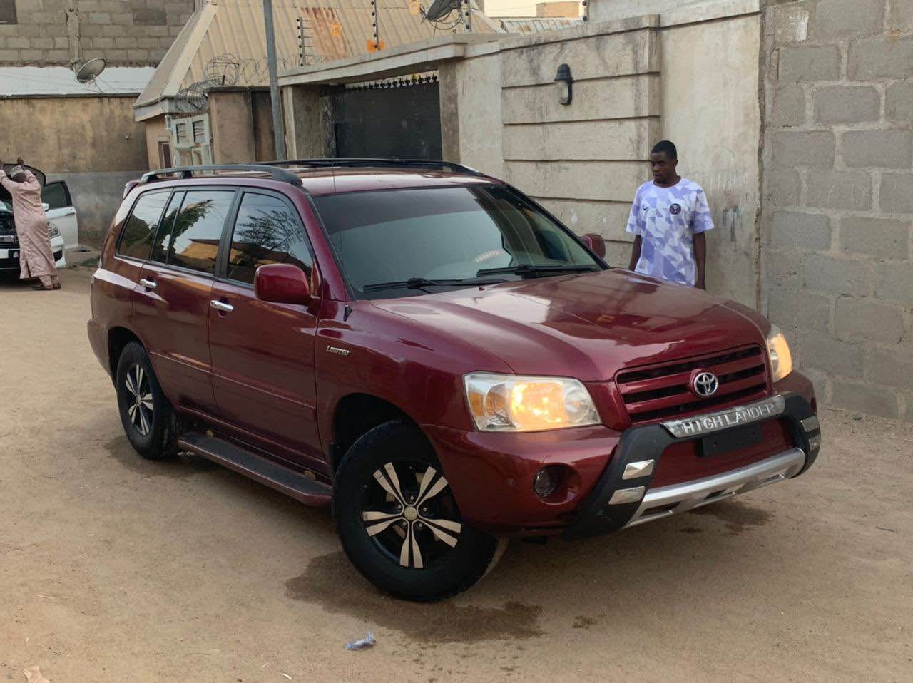 A picture of Toyota highlander on distress 08108649176
