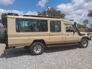 A picture of TOYOTA land cruiser for sel