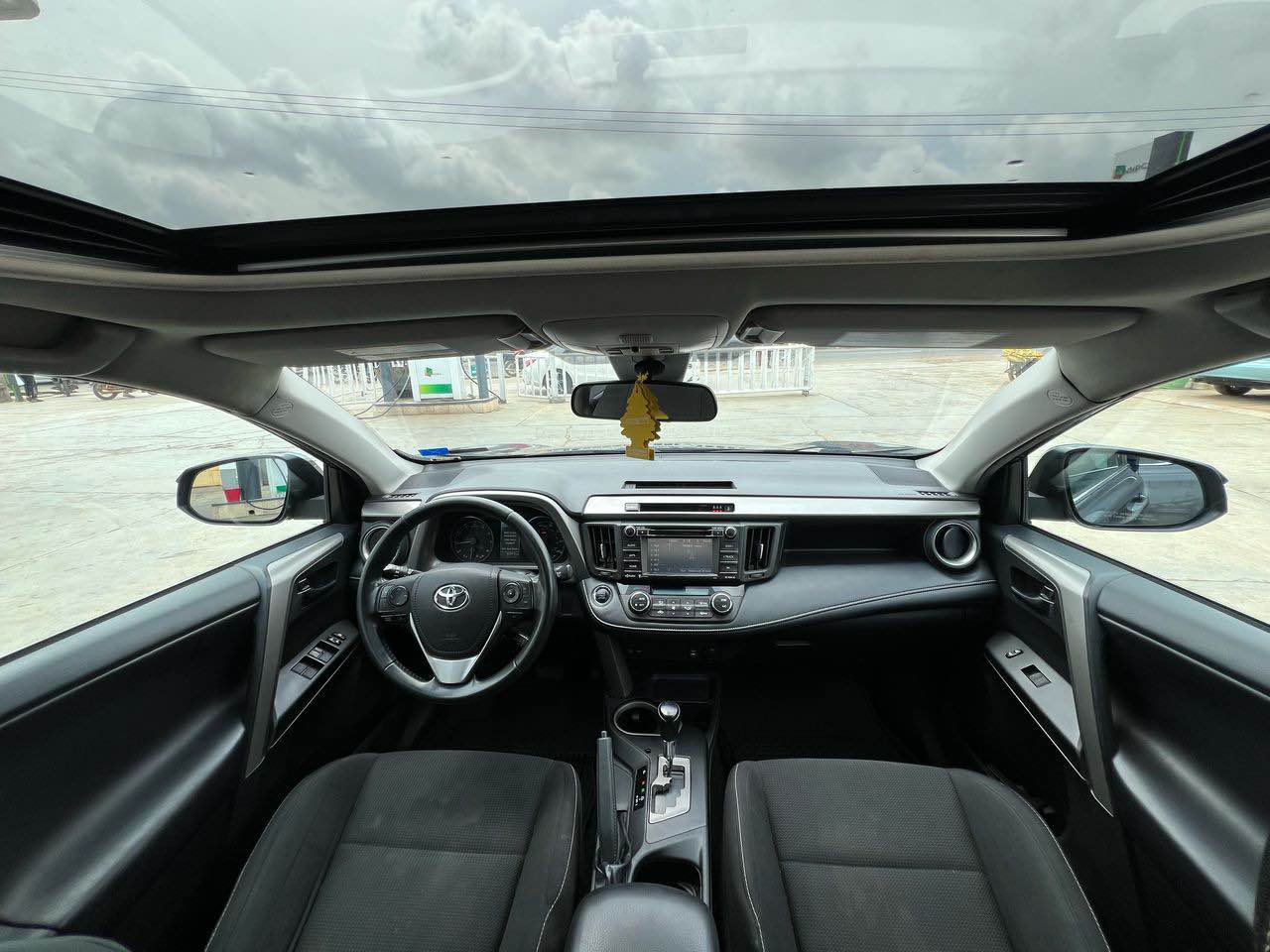 A picture of FOREIGN USED 2018 19 TOYOTA RAV4 XLE