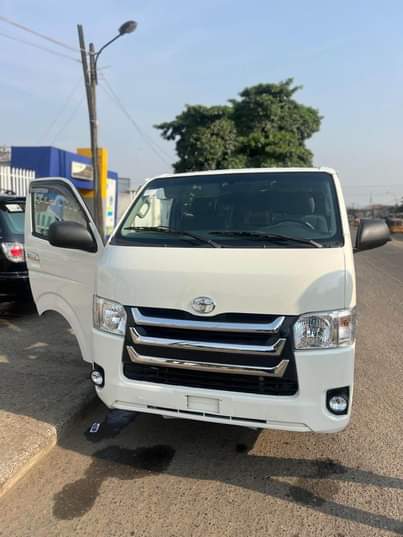 A picture of 2012 Foreign Used Hummer Hiace